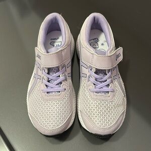 Like new Girls ASICS size 2